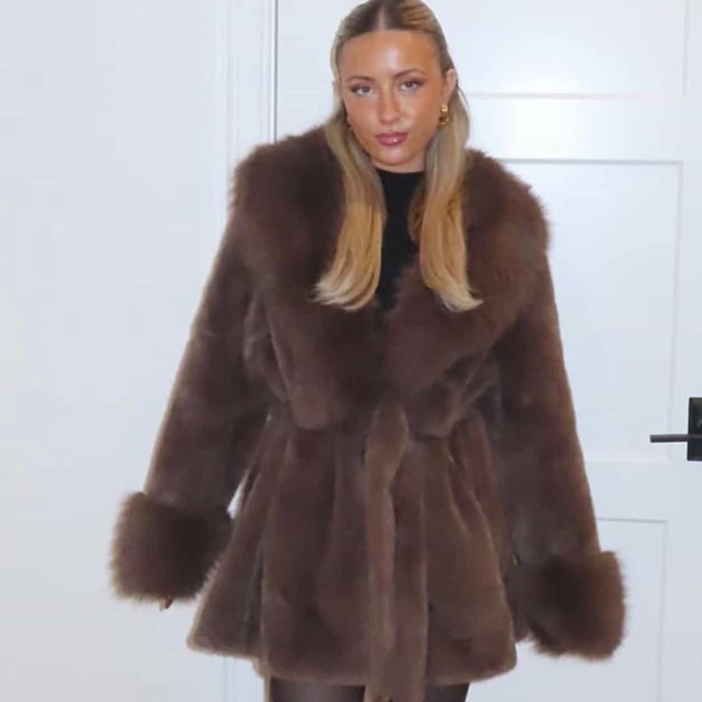 TIK TOK viral Blu Poppy Boutique (in NEW YORK CITY) Luxurious Brown Fur Coat